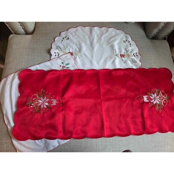 Vintage Christmas linens - Picture 1 of 7